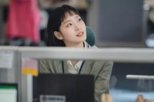 Kim Go Eun est une employée de bureau ordinaire à première vue de son prochain drame
