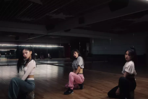 JYP Entertainment publie une vidéo de pratique de la danse montrant 3 membres du prochain groupe féminin