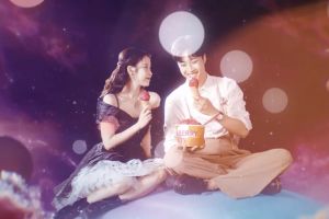 IU rêve d'un rendez-vous magique dans le MV romantique "Strawberry Moon"