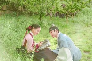 Lee Se Young et Junho de 14 heures partagent un moment de bonheur ensemble dans l'affiche de "The Red Sleeve"