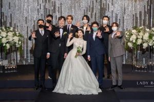 Leeteuk partage une photo de membres super juniors à Sister Park lors du mariage de Young