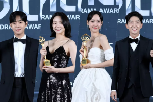 Les stars montrent leurs trophées et leur glamour sur le tapis rouge des SBS Drama Awards 2021