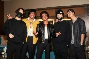 Bruno Mars et Anderson .Paak traînent avec des membres du BTS dans les coulisses de leur concert en tant que Silk Sonic