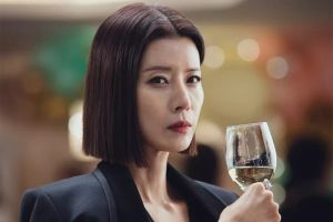 Yoo Sun est une femme riche qui a une dangereuse obsession pour son mari Park Byung Eun dans "Eve"