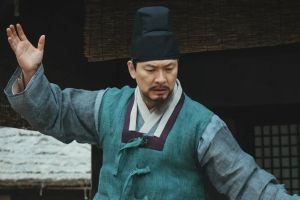 Kim Sang Kyung se transforme en médecin excentrique dans "Poong, le psychiatre Joseon"