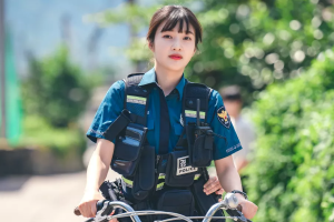 Red Velvet's Joy est un officier de police animé qui veut toujours aider dans un nouveau drame