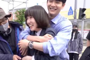 Park Eun Bin et Kang Tae Oh ne peuvent pas s'arrêter de rire alors qu'ils répètent leur câlin par derrière pour "Extraordinary Attorney Woo"