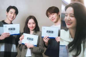 Han Ji Hyun, Bae In Hyuk, Kim Hyun Jin, Jang Gyuri et bien d'autres partagent une énergie positive lors de la lecture du scénario d'une nouvelle romance mystérieuse