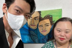 Kim Woo Bin montre un doux soutien à la co-vedette de "Our Blues" Jung Eun Hye lors de son exposition d'art