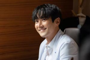 Choi Siwon de Super Junior partage son enthousiasme pour sa nouvelle comédie romantique "Love Is For Suckers"