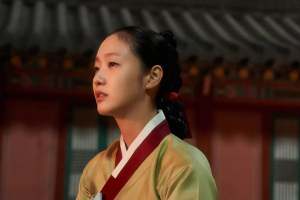 Kim Go Eun est une dame de la cour de Joseon en mission secrète dans le premier film musical coréen "Hero"