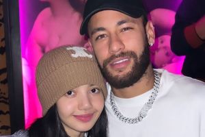 Lisa de BLACKPINK pose pour une photo avec la star du football Neymar