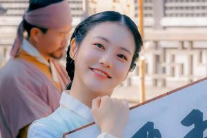 Shin Ye Eun fait la promotion avec enthousiasme de sa maison d'hôtes auprès des preneurs potentiels dans "The Secret Romantic Guesthouse"