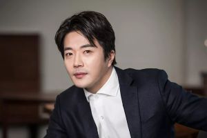 Kwon Sang Woo paie une amende de 1 milliard de wons au service national des impôts + l'agence dément les rumeurs d'évasion fiscale