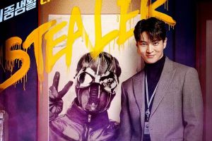 Joo Won fait allusion à sa double vie en tant que héros sombre avec un sourire entendu dans l'affiche de "Stealer: The Treasure Keeper"