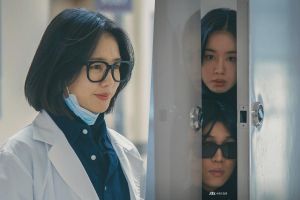 Ahn Eun Jin et Yoo In Soo se déguisent en médecins pour aider Lee Do Hyun à prendre sa revanche dans "The Good Bad Mother"