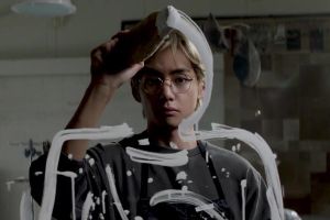 V de BTS chante "Rainy Days" dans un MV nostalgique pour un single de pré-sortie