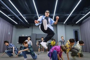 THE BOYZ est ludique et puissant dans les vidéos de pratique de la danse pour "LIP GLOSS"