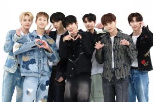Le nouveau groupe de garçons de FNC, AMPERS&ONE, interprète des chorégraphies de BTS, SEVENTEEN, NCT, LE SSERAFIM, EXO's Kai et SuperM sur "Weekly Idol"