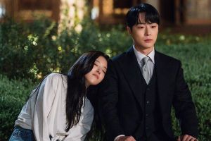 Lee Se Young s'appuie sur l'épaule de Bae In Hyuk dans "The Story Of Park's Marriage Contract"