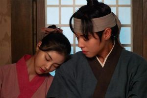 La relation entre Park Ji Hoon et Hong Ye Ji s'épanouit alors qu'ils se présentent comme un couple ordinaire dans "Love Song For Illusion"
