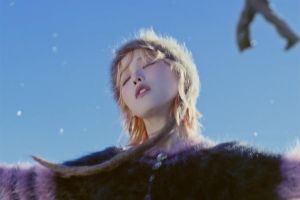 IU aspire à vivre comme une spore dans le MV excentrique de la chanson titre « Holssi »