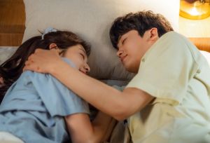 La mère de Park Shin Hye la trouve au lit avec Park Hyung Sik dans "Doctor Slump"
