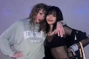 Lisa de BLACKPINK pose avec Taylor Swift lors de la tournée Eras à Singapour
