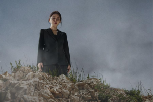 Lee Bo Young est au bord d'une falaise après la disparition de son mari dans "Hide"